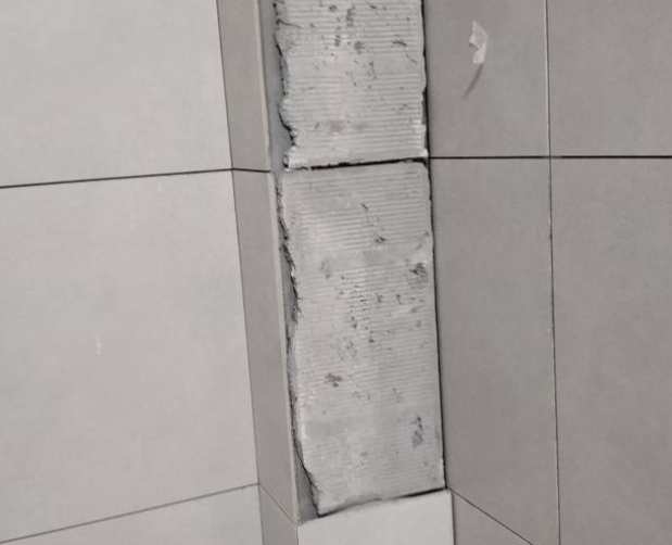 南京瓷砖空鼓维修公司分享下瓷砖施工前基层浇水润湿程度不足，可能导致以下问题