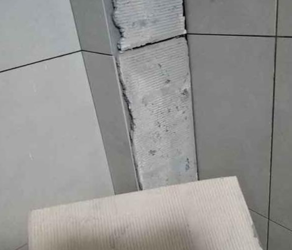 南京瓷砖空鼓维修公司分享下厨房瓷砖脱落的补救措施。